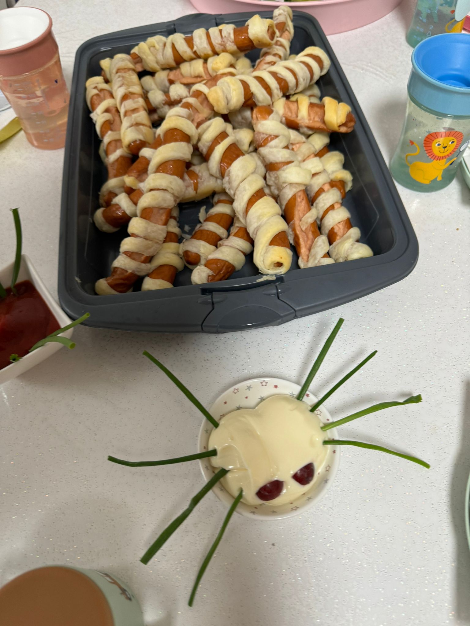 Kinderbetreuung Bexbach: Halloween-Feier in der Kinderoase (Kinder in bunten Kostümen)