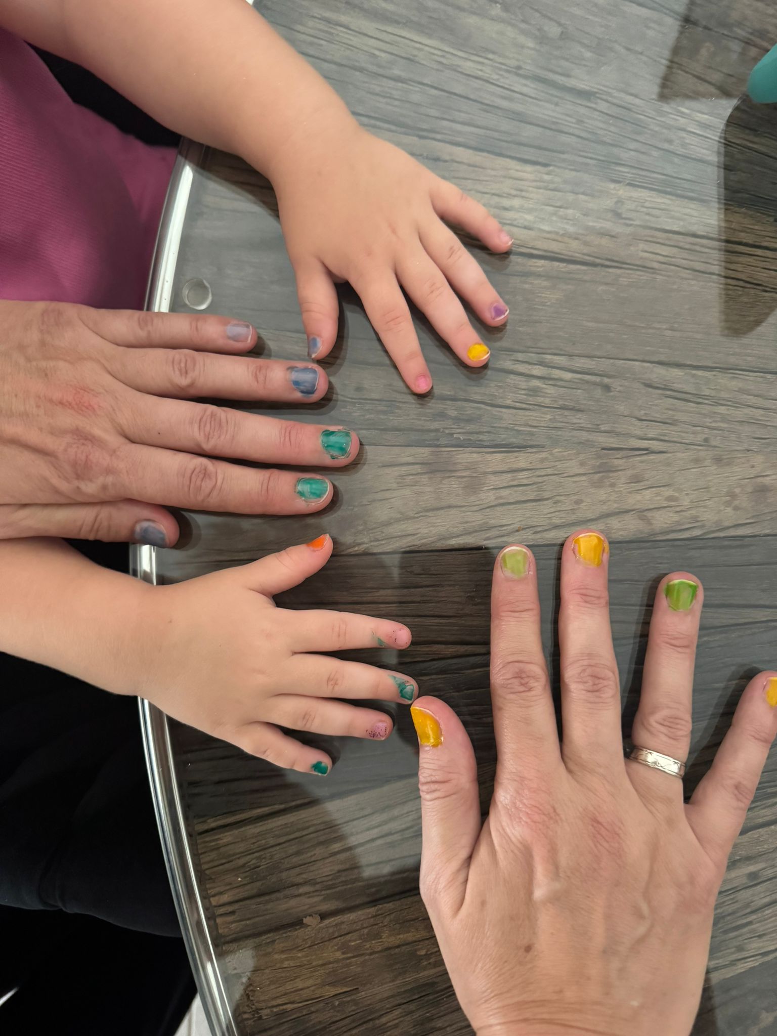 Kindertagespflege Bexbach: bunte Fingernägel